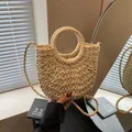 Sac en paille tissé beige semi-circulaire avec anses rondes et bandoulière de plage - Petit Beige