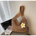 Detail der handgewebten Strohtasche mit weißer Frangipani-Blüte und geflochtener Textur - Einheitsgröße / Khaki