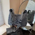 Umhängetasche aus gewaschenem blauem Denim mit Schnürschleife und silberner Schnalle - Hellblau