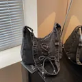 Dunkelgraue gewaschene Denim-Umhängetasche mit Schnürung und weißen Kontrastnähten - Schwarz