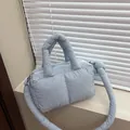 Borsa trapuntata azzurra con texture puffer e tracolla annodata regolabile per donna - Blu