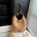 Khaki handgeweven gehaakte schoudertas met bruine leren riem en logo-patch details - Khaki
