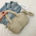 Borsa trapuntata beige effetto piumino con manico annodato e consistenza morbida - Cachi