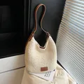 Gehaakte beige schoudertas met bruine leren riemen en merkpatch met konijn-logo - Broken Wit