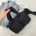 Borsa a tracolla trapuntata nera in piumino con tracolla annodata e manico imbottito moda - Nero