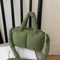 Borsa trapuntata verde erba con tracolla imbottita da donna in stile moderno - verde scuro