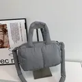 Borsa tote trapuntata grigia in piumino con cuciture verticali e tracolla staccabile - Grigio