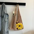 Bolso de playa de ganchillo hecho a mano caqui con gran flor amarilla y malla hueca - Caqui