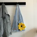 Bolso playero de ganchillo azul claro con girasol amarillo grande y diseño de malla - Azul