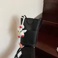 Zwarte mini-emmerzak met lychee-structuur en een schattige cartoon eend-hanger - Stijl Met Cartoon Hanger / Zwart