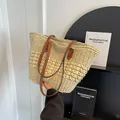 Bolso tote grande de paja tejida beige con asas de cuero marrón para la playa - Beige
