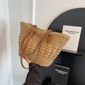 Große beige geflochtene Strohtasche mit braunen Lederriemen für den Strandurlaub - Khaki