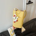 Mini gele crossbody telefoontas met een schattige eendenhanger en verfijnde textuur - Stijl Met Cartoon Hanger / Geel