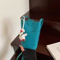 Blauwe mini crossbodytas met lychee-patroon en een schattige witte eendenhanger - Stijl Met Cartoon Hanger / Blauw