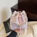 Rosafarbene Beuteltasche mit Blumenstickerei, Perlengriff und goldener Kettenriemen - Rosa Schmetterling