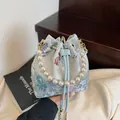 Hellblaue bestickte Beuteltasche mit Perlengriff und traditionellen Chinamotiven - Blau