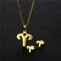 Dettaglio del set collana e orecchini segno zodiacale Ariete dorato su sfondo nero - Aries