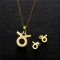 Dettaglio del set collana e orecchini segno zodiacale Toro in oro su sfondo glitterato nero - Taurus