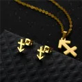 Set gioielli Sagittario dorato con collana e orecchini a perno su fondo nero lucido - Sagittario