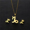 Dettaglio del set collana e orecchini costellazione Capricorno dorato su sfondo nero - Capricorno