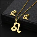 Dettaglio del set di gioielli dorati segno Leone con collana e orecchini su scatola - Leone