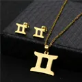 Dettaglio di collana e orecchini segno zodiacale Gemelli dorati su portagioie nero - Gemelli