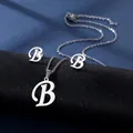 Set gioielli con collana e orecchini a forma di lettera B in acciaio inossidabile - Lettera B / Argento