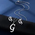 Makroansicht der silbernen Edelstahlkette mit G-Anhänger und passenden Ohrsteckern im Set - Buchstabe G / Silber