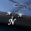 Detail der silbernen Edelstahlkette mit Schreibschrift-Buchstaben N und passenden Ohrsteckern - Buchstabe N / Silber