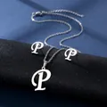 Nahaufnahme des silbernen Edelstahl-Anhängers Buchstabe P mit passenden Ohrsteckern im Set - Buchstabe P / Silber