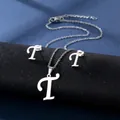 Detailansicht von poliertem Silber Alphabet Buchstabe T Halskette und Ohrstecker Set auf Display - Buchstabe T / Silber