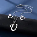 Detailansicht der silbernen Edelstahlkette und Ohrstecker mit dem Buchstaben U Set - Buchstabe U / Silber