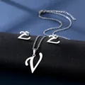 Detail von silbernem Schmuckset aus Edelstahl mit V-Halskette und Z-Ohrsteckern - Buchstabe V / Silber