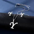 Detail von silbernem Halsketten- und Ohrring-Set mit Buchstabe Y auf dunklem Samt - Buchstabe Y / Silber