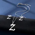 Makroaufnahme von poliertem Silber Buchstaben Z Halskette und passende Ohrstecker Set - Buchstabe Z / Silber
