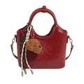 Sac seau en cuir verni rouge avec charm ours et cordon tressé dans une vue centrée - Rouge avec pendentif