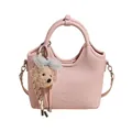 Borsa a mano rosa antico in pelle PU con trama a pieghe e ciondolo a orsetto - rosa con ciondolo