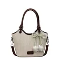 Bolso cubo tejido crema con asas de cuero marrón y colgante decorativo de perlas - Marrón con Colgante