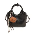 Borsa tote nera lucida con logo, ciondolo di peluche e dettaglio in corda intrecciata - nero con ciondolo
