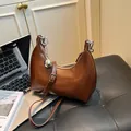 Bolso hobo vintage marrón con colgante de bola plateada y correa ajustable - Marrón