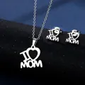 Vista dettagliata del set collana e orecchini in argento I Love Mom sul piedistallo - Stile I LOVE MOM (TZ-40(Y))