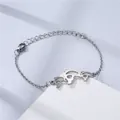 Dettaglio dei ciondoli a delfino e della chiusura a moschettone del bracciale d'acciaio - Stile Delfino (NL3)