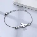 Dettaglio ravvicinato del bracciale con croce in acciaio inossidabile e catena regolabile - Stile Croce (NL1)