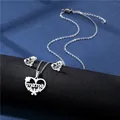 Dettaglio del set collana e orecchini a cuore argento con scritta mama e fiori decorativi - Stile Cuore Mama Fiore (TZ-22(Y))