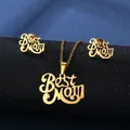Set collana e orecchini dorati Best Mom esposti su un supporto per gioielli nero - TZ-385 Oro/Best Mom Lettera Svuotata