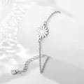 Zilveren roestvrijstalen madeliefje armband op een moderne witte displaystandaard - Madeliefje Stijl (XLY29)