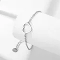 Gepolijste roestvrijstalen armband met hol hartje op een wit podium gepresenteerd - Holle Hart Hanger Stijl (XLY39)