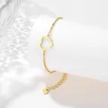 Bracciale a cuore in acciaio inossidabile dorato con design cavo su supporto bianco - Stile Cuore Vuoto (XLJ39)
