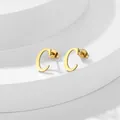 Orecchini a perno minimalisti in acciaio dorato a forma di C su base bianca - Lettera C / Oro