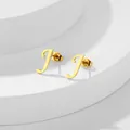 Vista dettagliata degli orecchini a lobo minimalisti lettera J in acciaio inox dorato - Lettera J / Oro